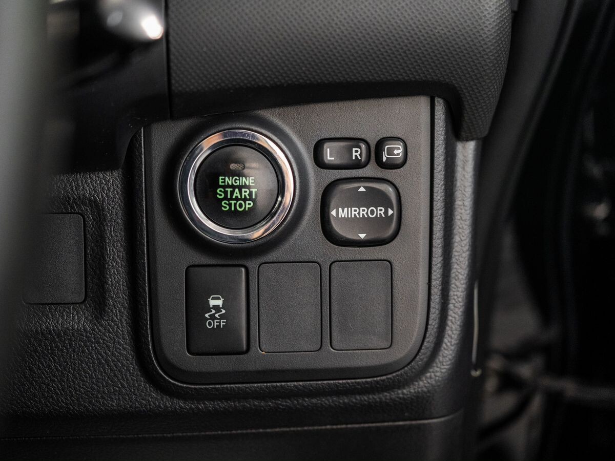Toyota Wish 2010 - фото автомобиля