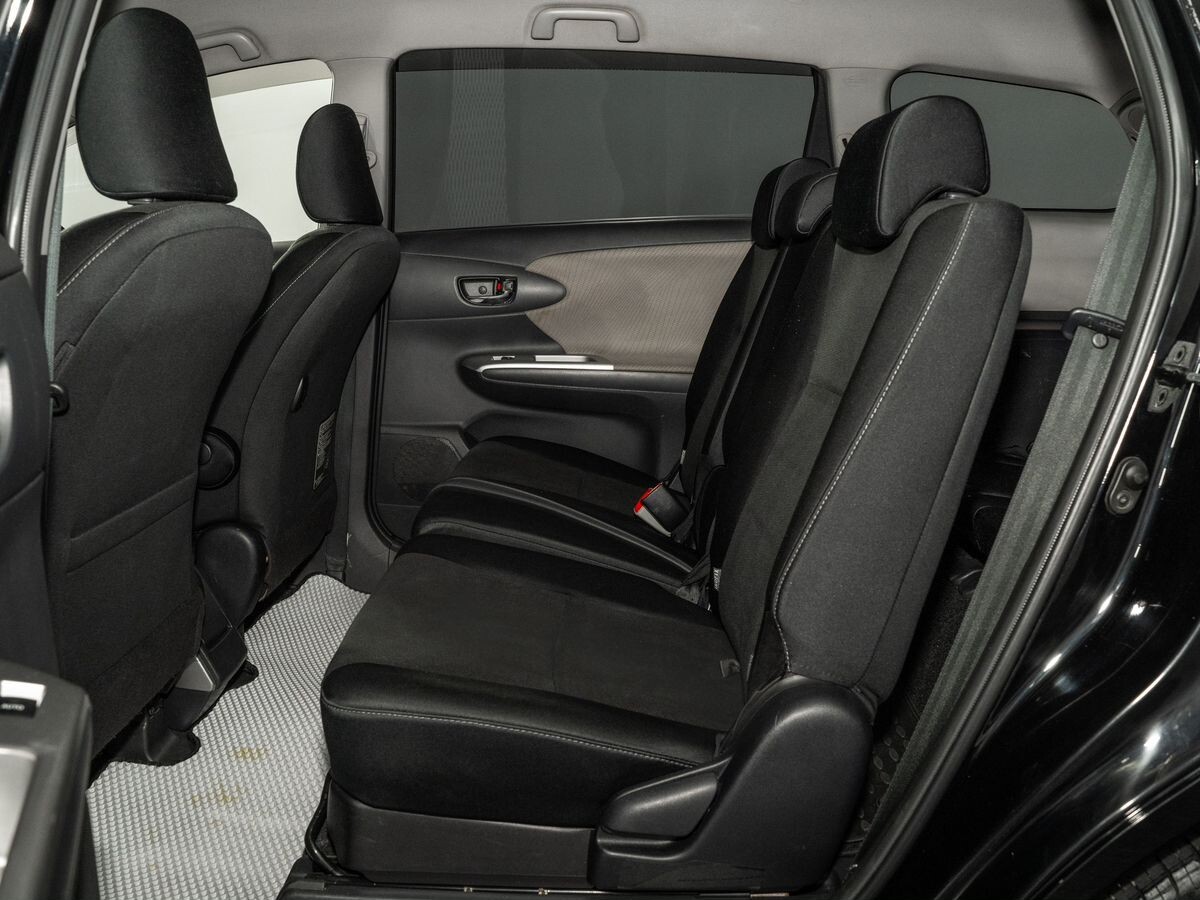 Toyota Wish 2010 - фото автомобиля