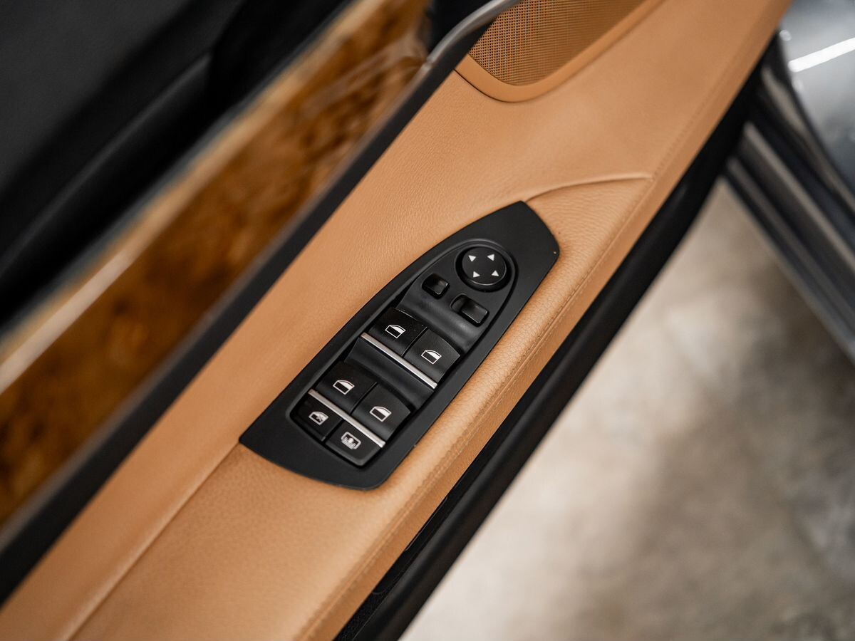BMW 7-Series 2012 - фото автомобиля
