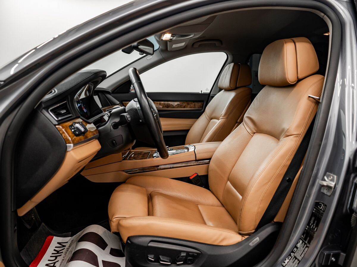 BMW 7-Series 2012 - фото автомобиля