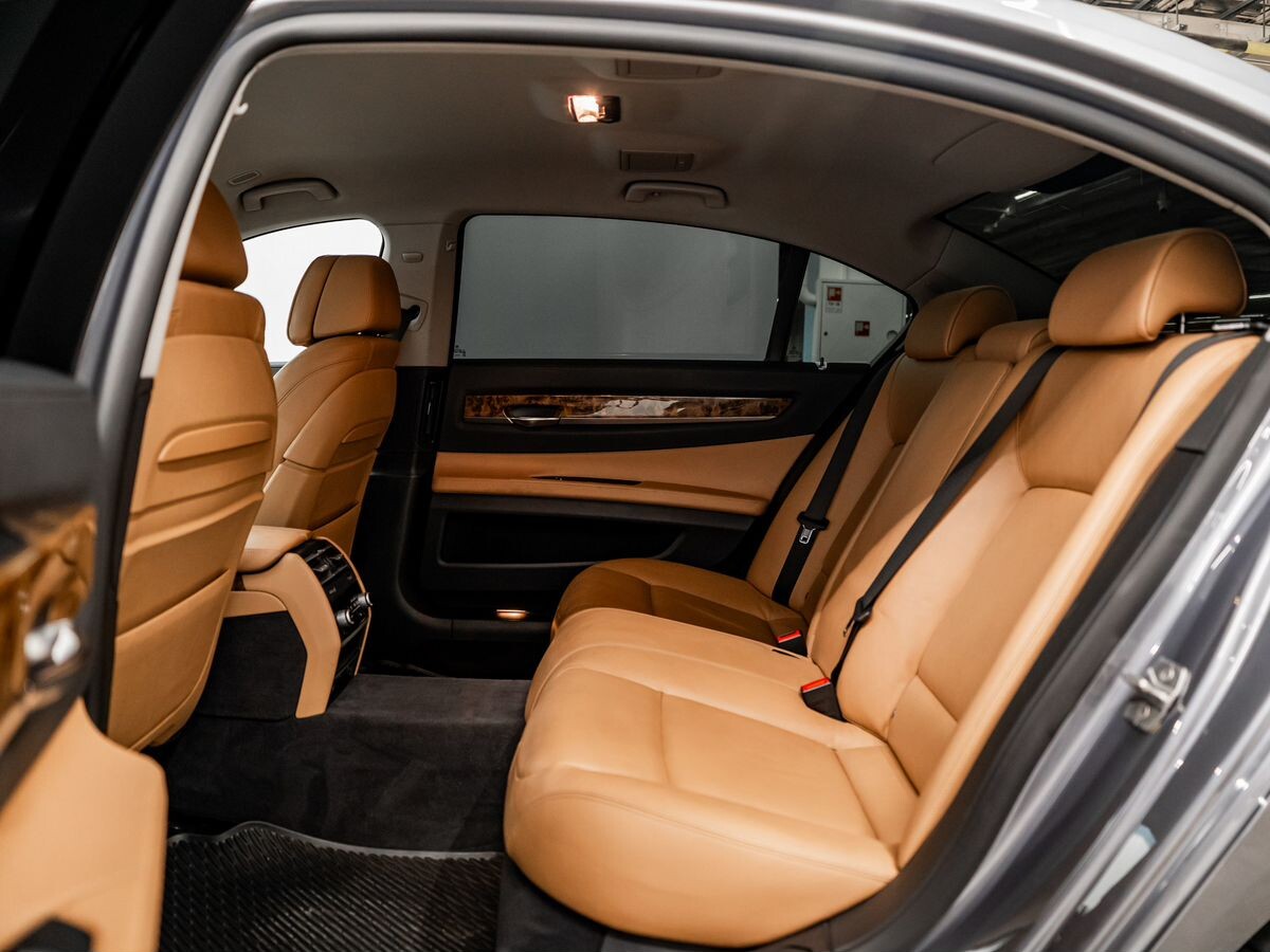 BMW 7-Series 2012 - фото автомобиля