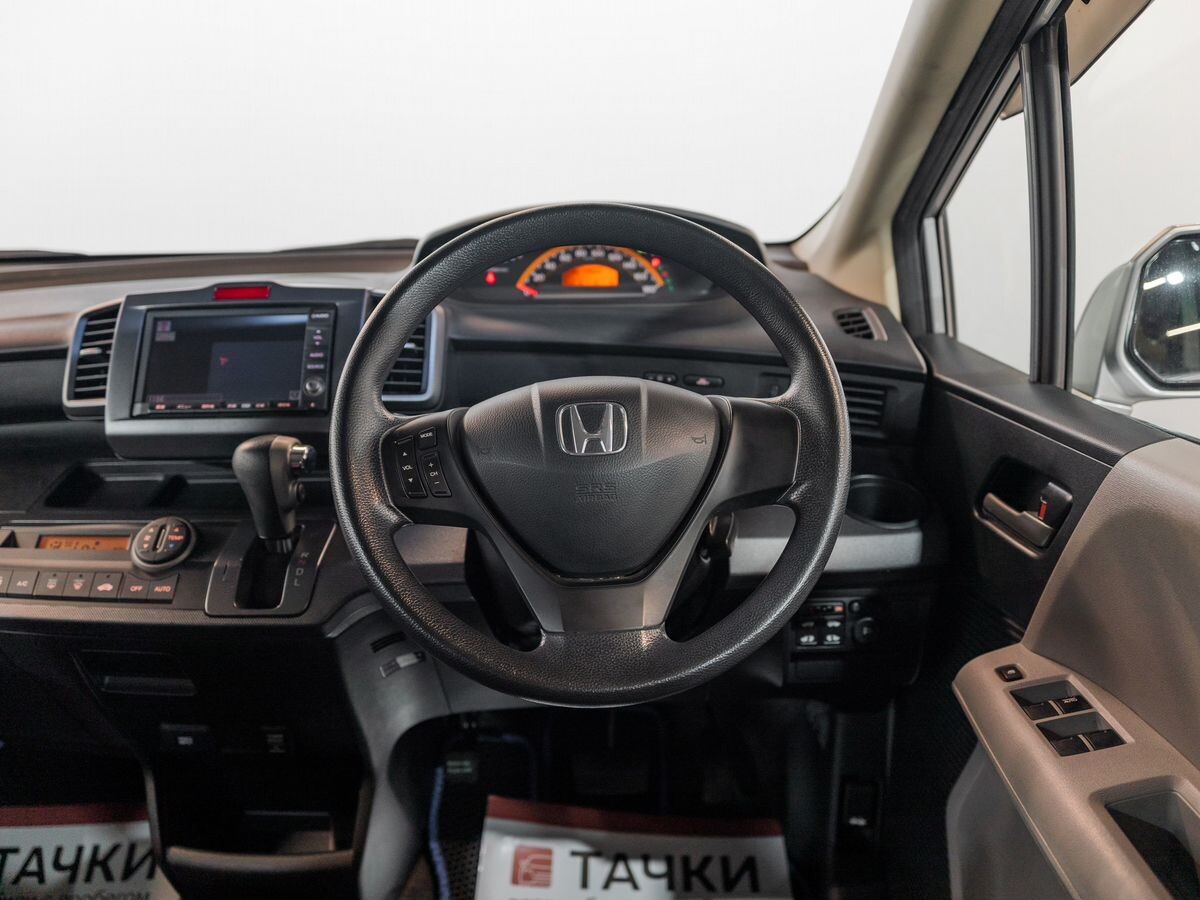 Honda Freed 2010 - фото автомобиля
