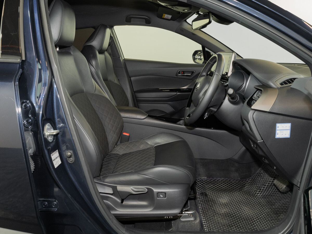Toyota C-HR 2020 - фото автомобиля