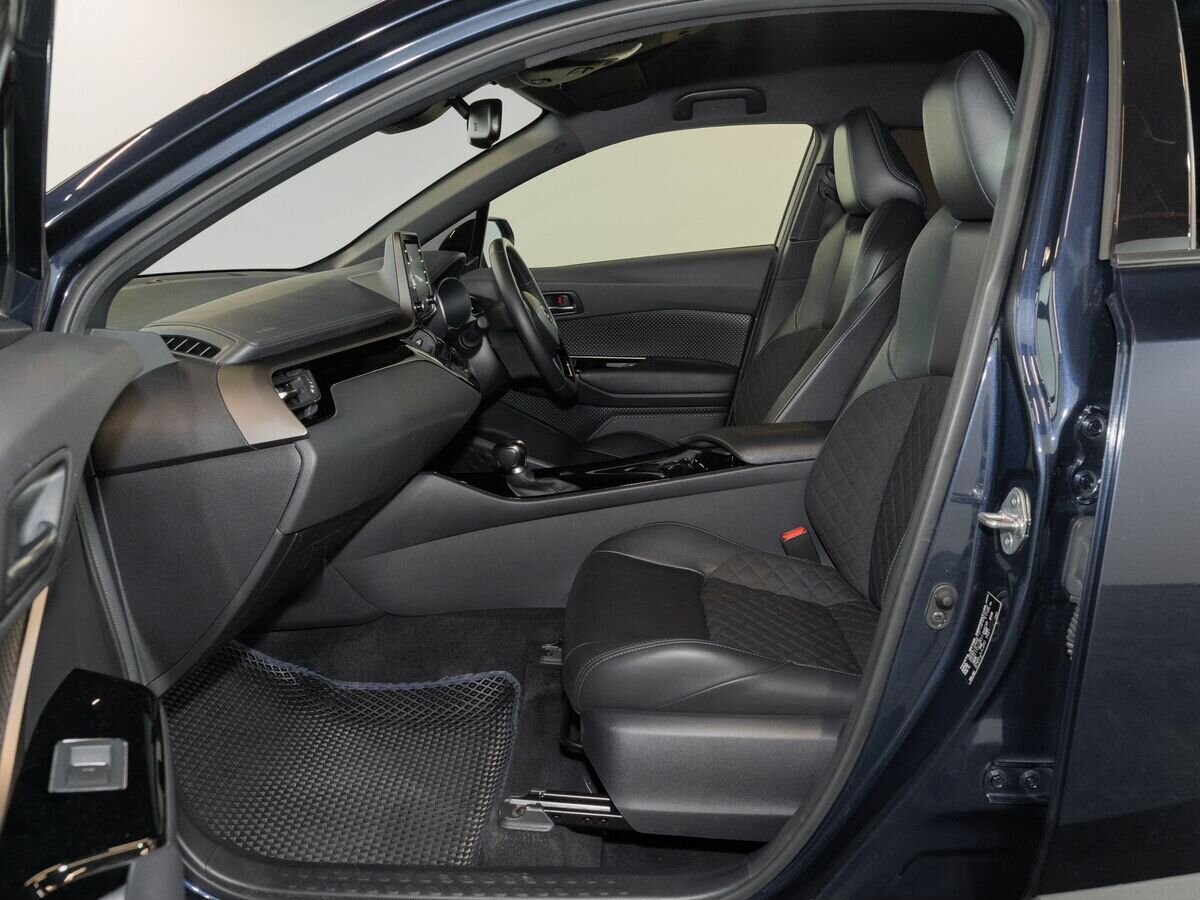 Toyota C-HR 2020 - фото автомобиля