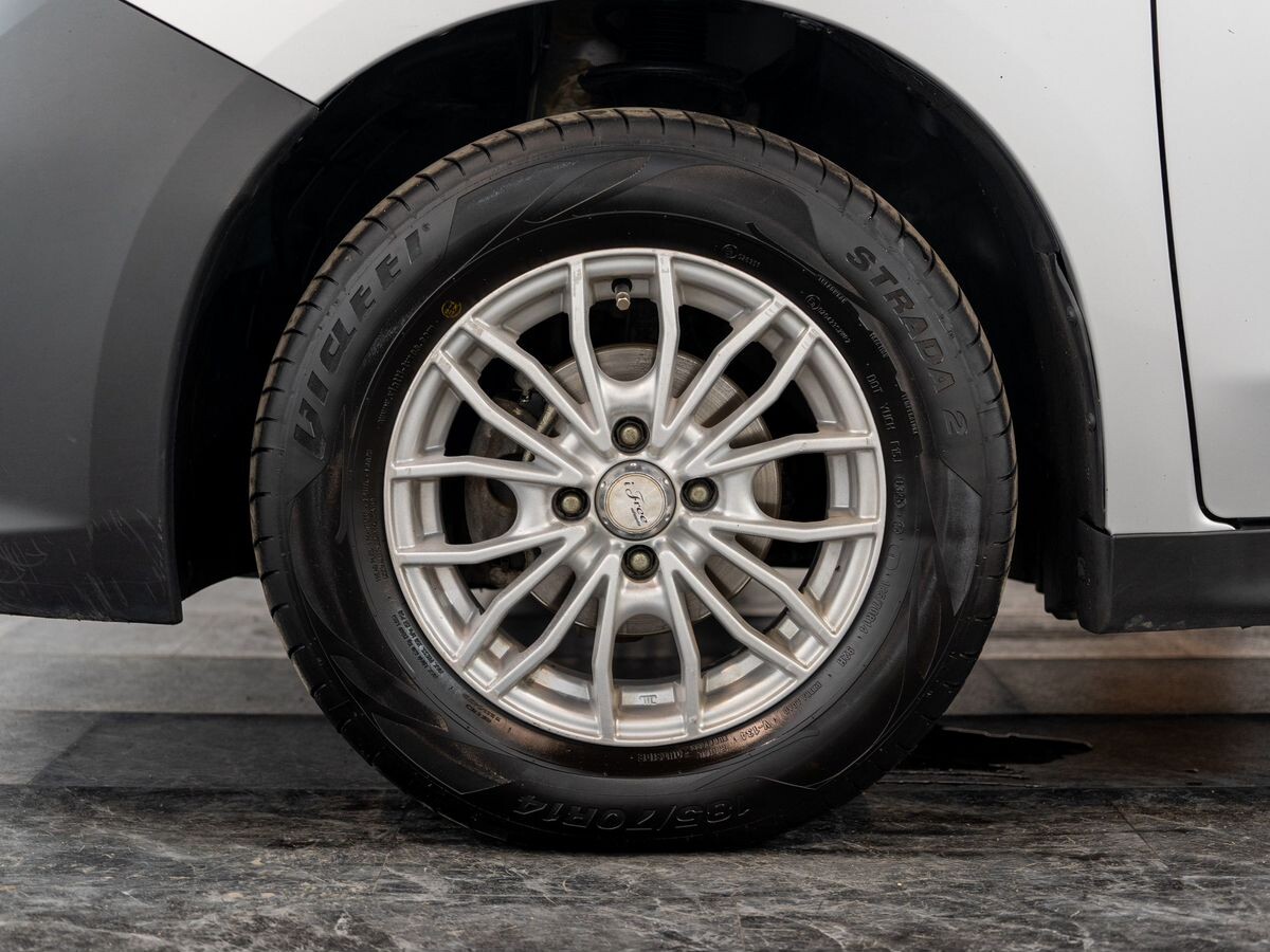 Mazda Familia 2017 - фото автомобиля