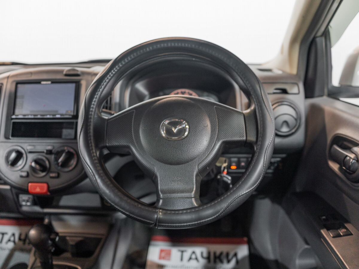 Mazda Familia 2017 - фото автомобиля