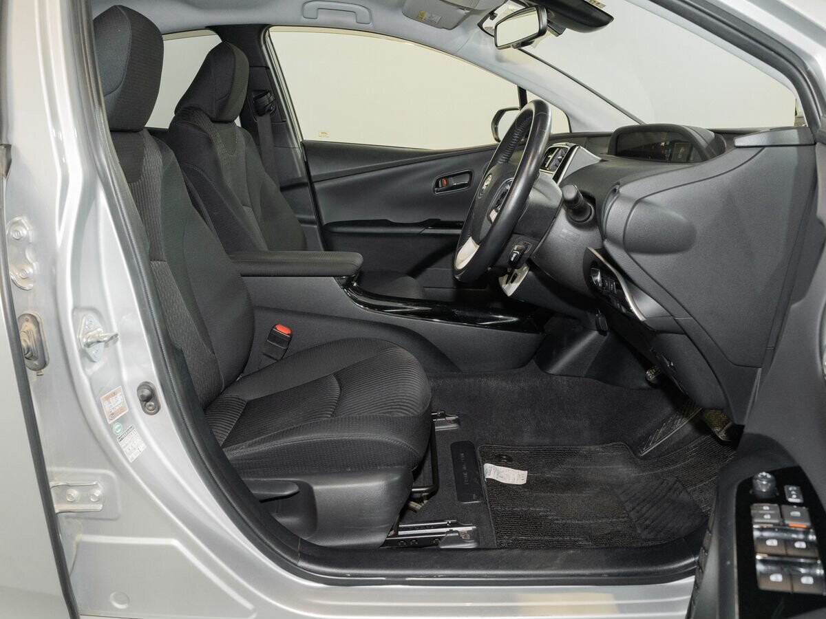 Toyota Prius 2018 - фото автомобиля