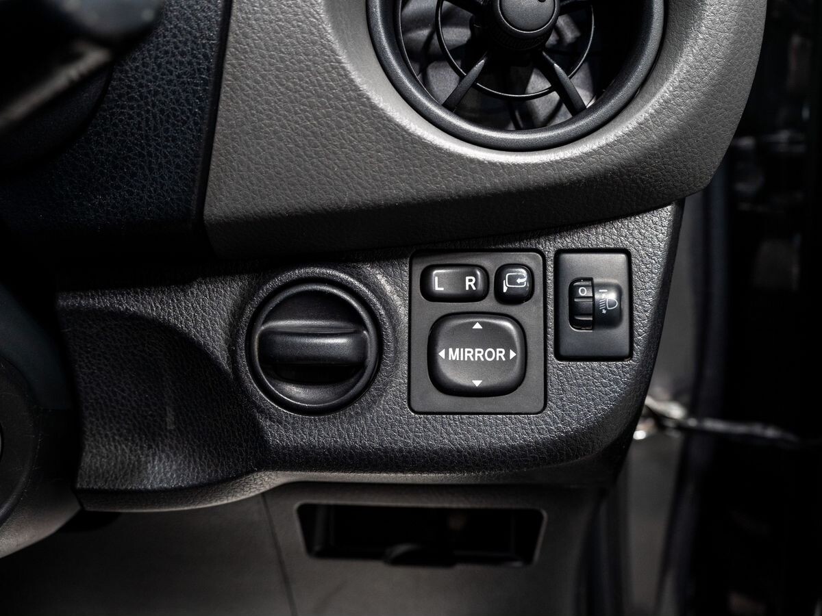 Toyota Vitz 2016 - фото автомобиля