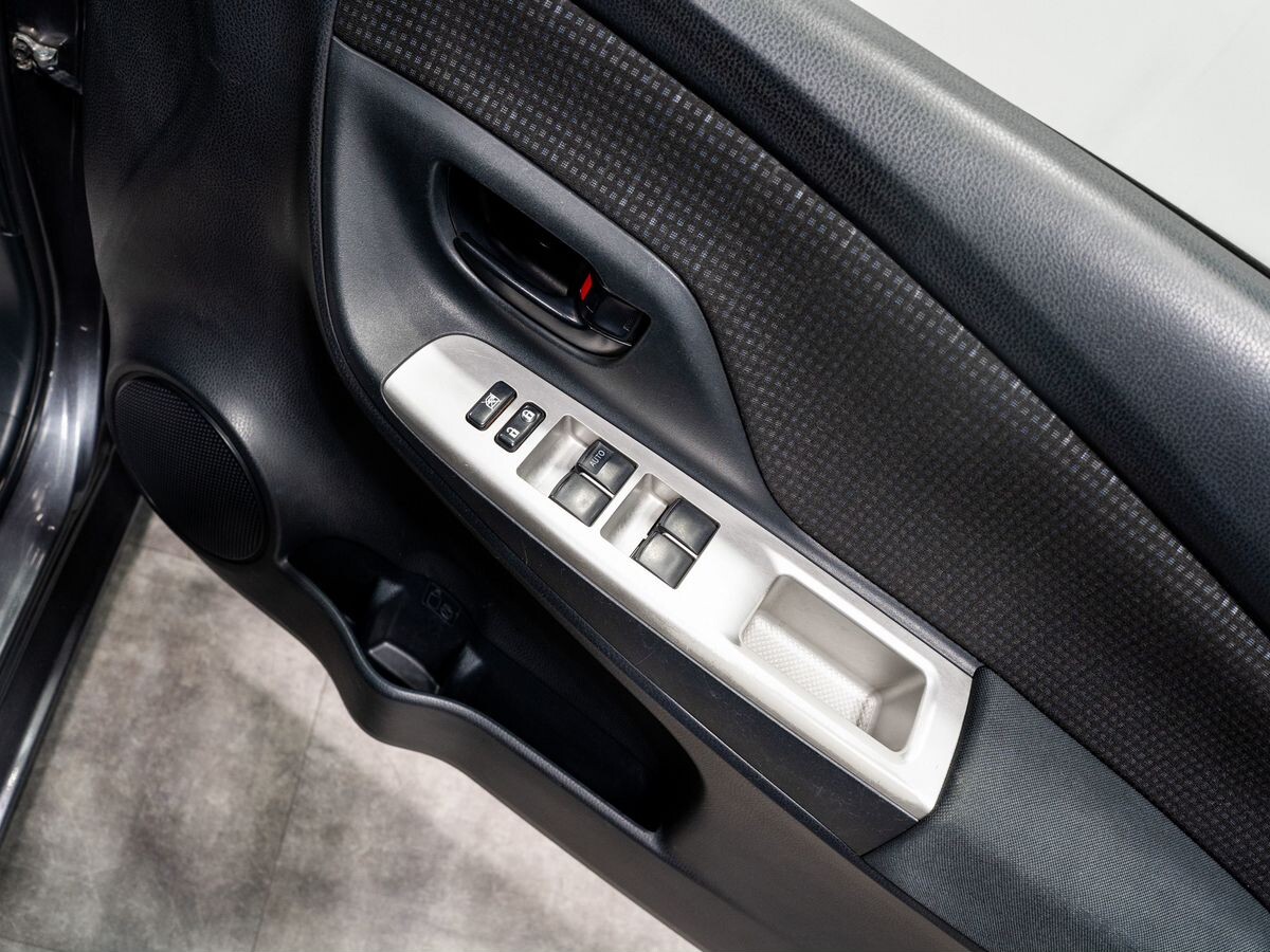Toyota Vitz 2016 - фото автомобиля