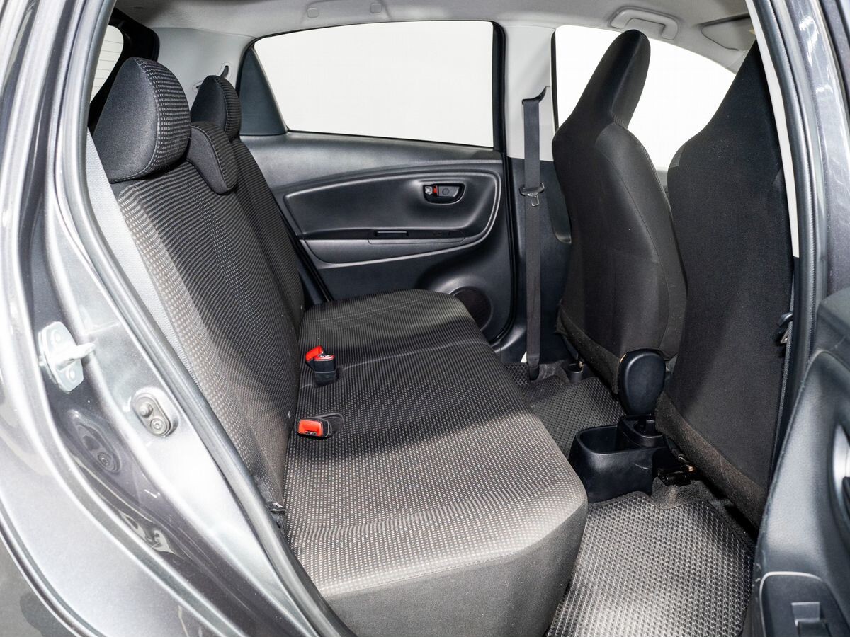 Toyota Vitz 2016 - фото автомобиля