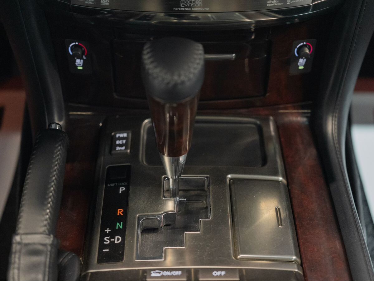 Lexus LX570 2010 - фото автомобиля