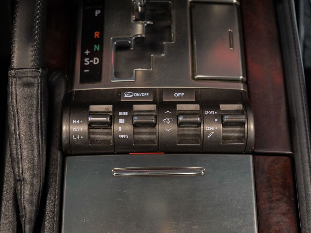 Lexus LX570 2010 - фото автомобиля