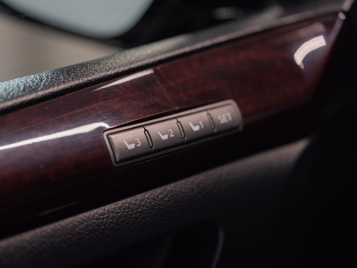 Lexus LX570 2010 - фото автомобиля