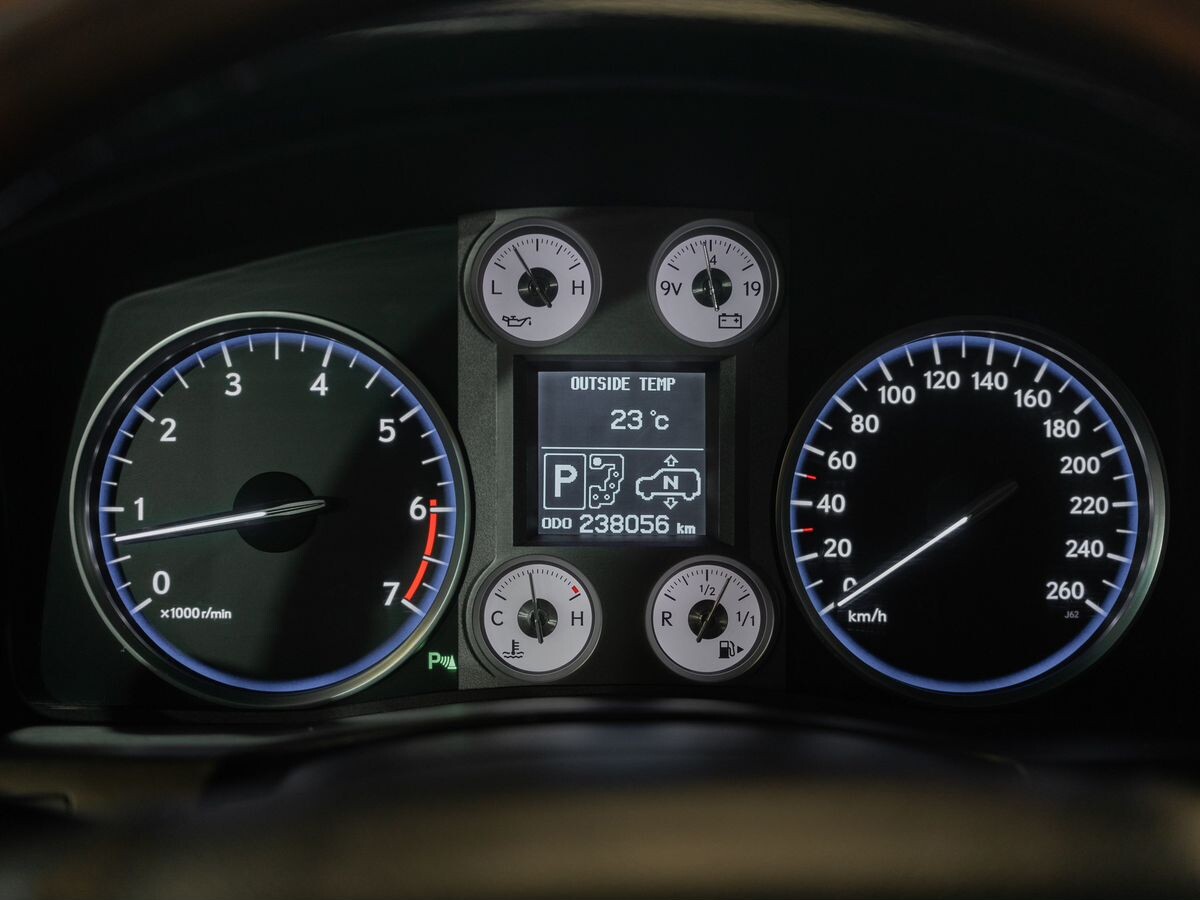Lexus LX570 2010 - фото автомобиля