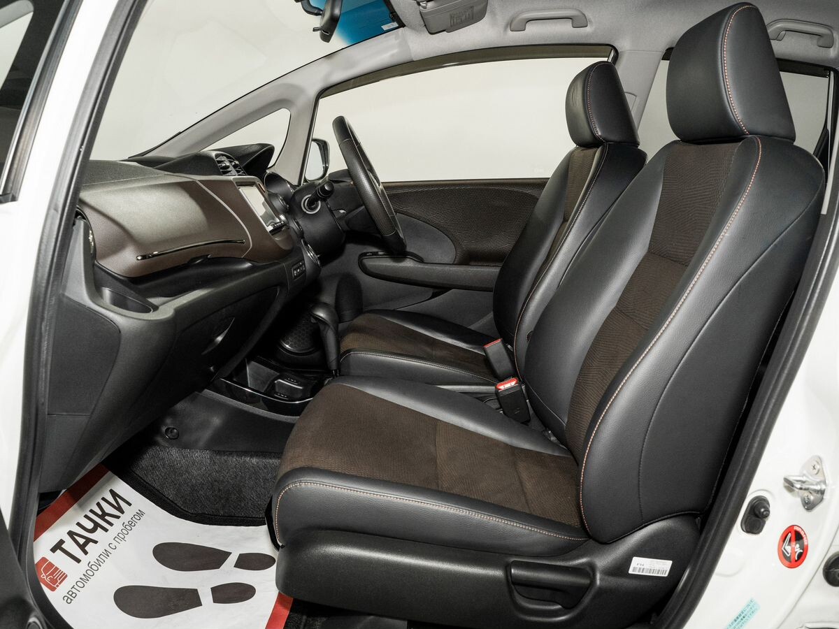 Honda Fit Shuttle 2012 - фото автомобиля