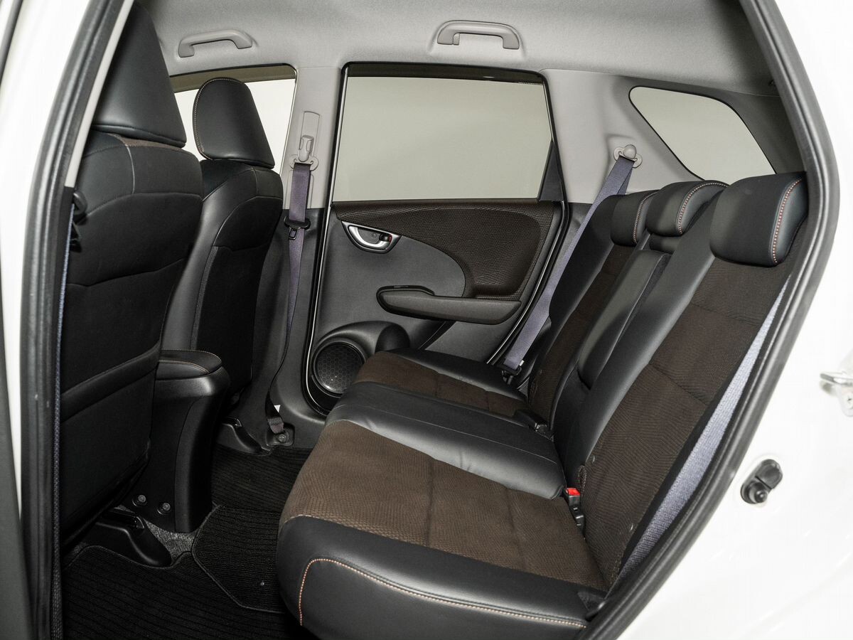 Honda Fit Shuttle 2012 - фото автомобиля