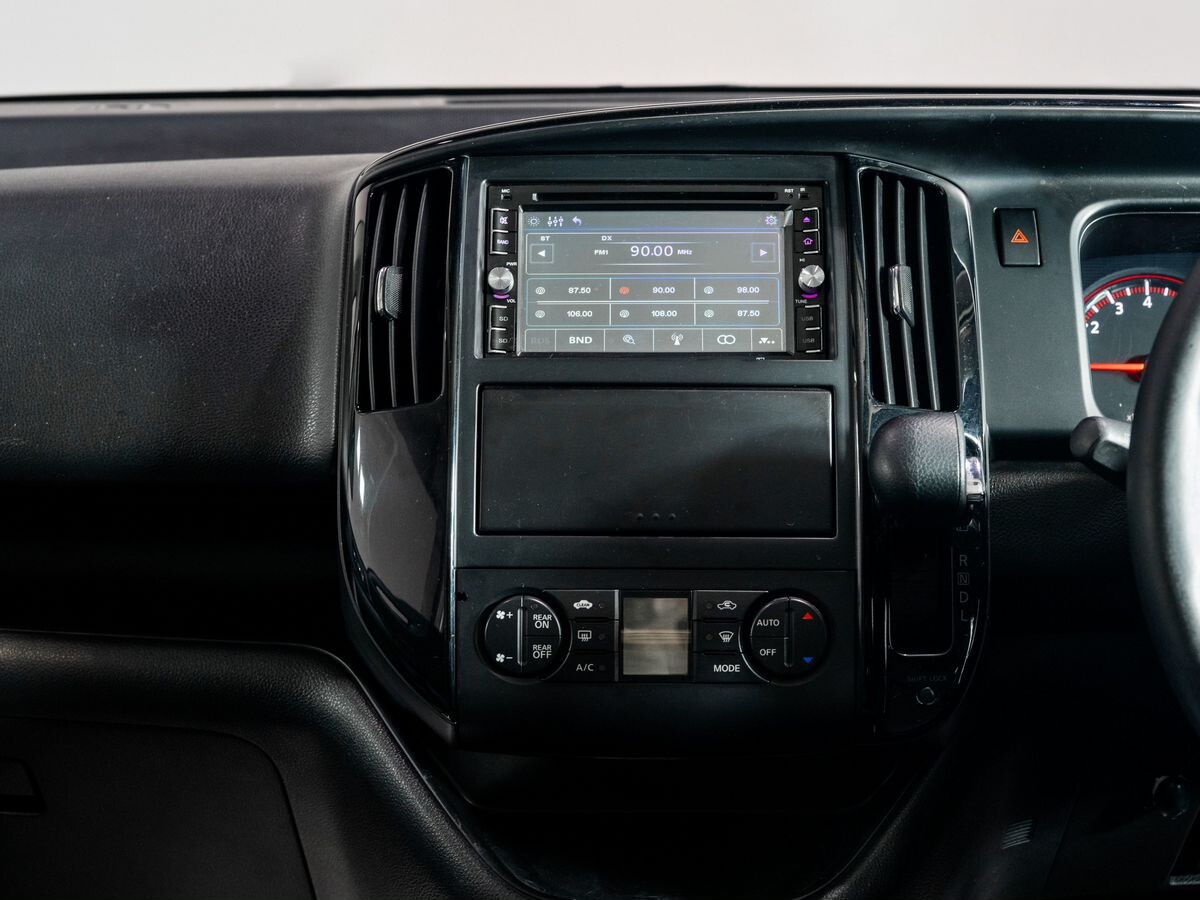 Nissan Serena 2010 - фото автомобиля