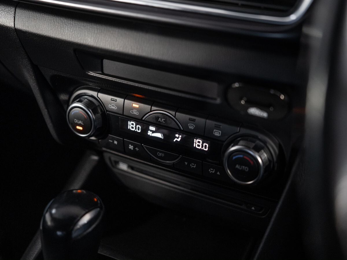 Mazda Axela 2017 - фото автомобиля