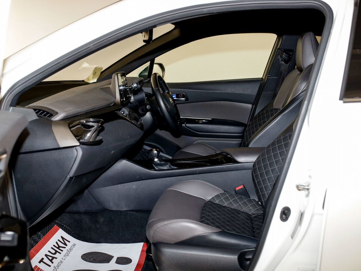 Toyota C-HR 2020 - фото автомобиля