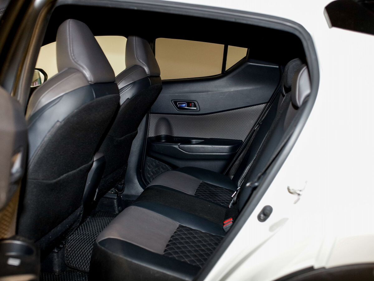 Toyota C-HR 2020 - фото автомобиля