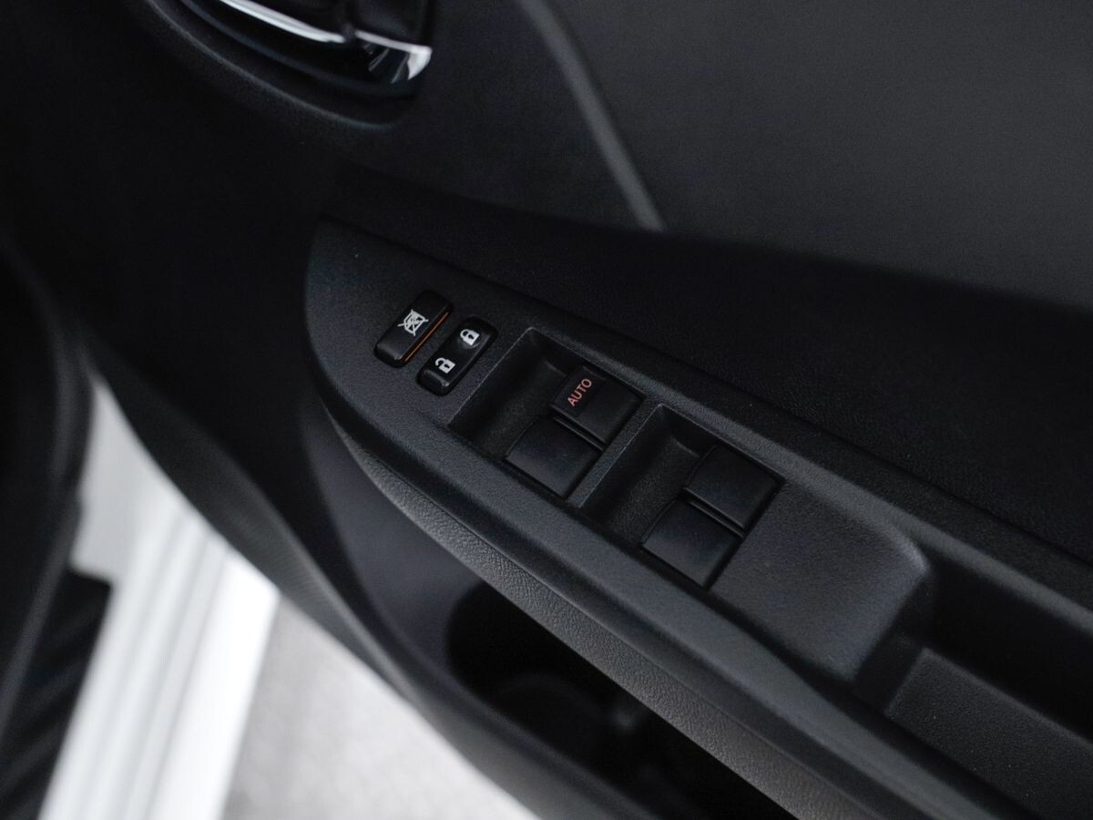 Toyota Ractis 2011 - фото автомобиля