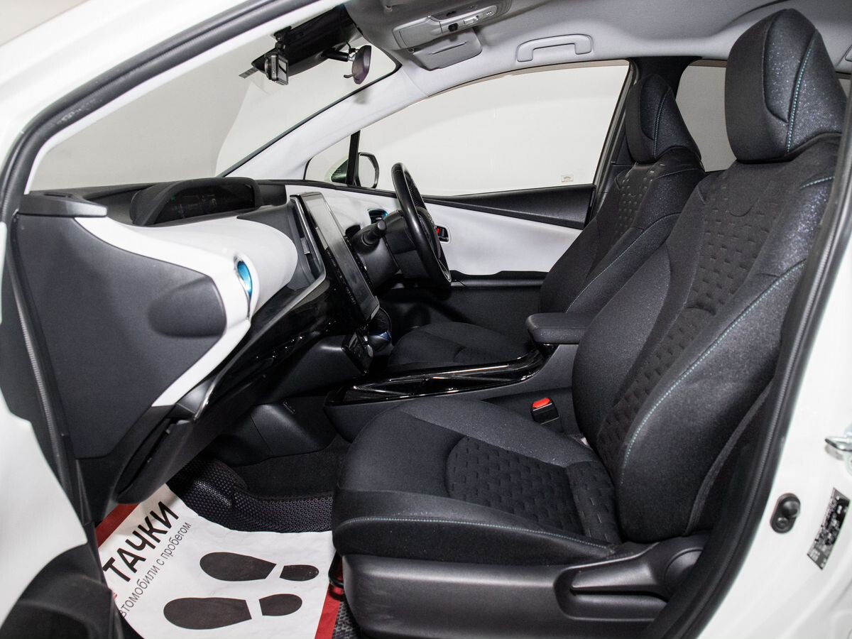 Toyota Prius 2018 - фото автомобиля