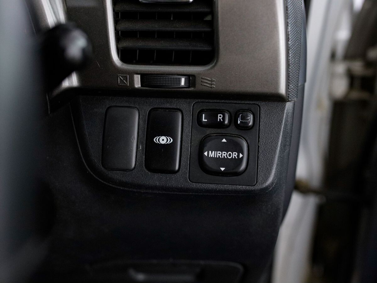 Toyota Wish 2003 - фото автомобиля
