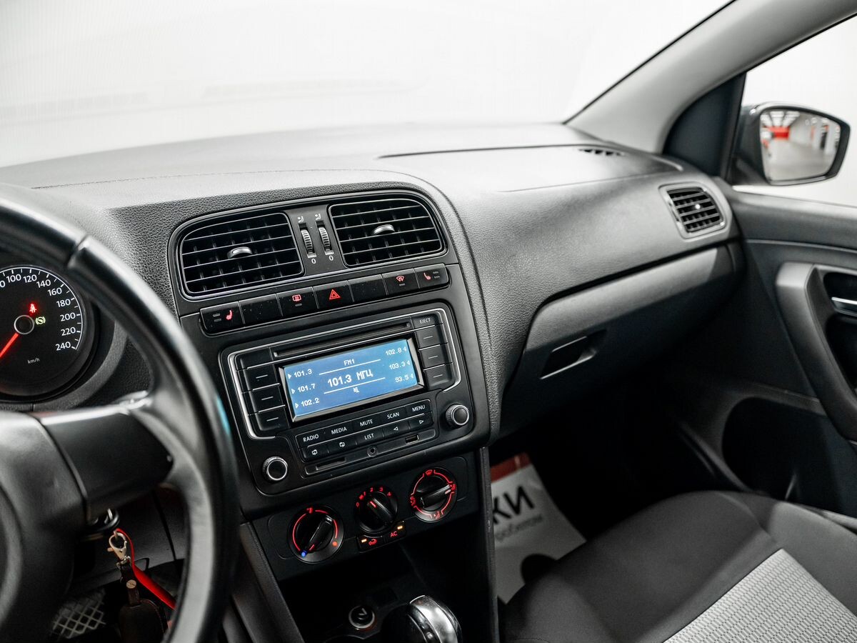Volkswagen Polo 2012 - фото автомобиля