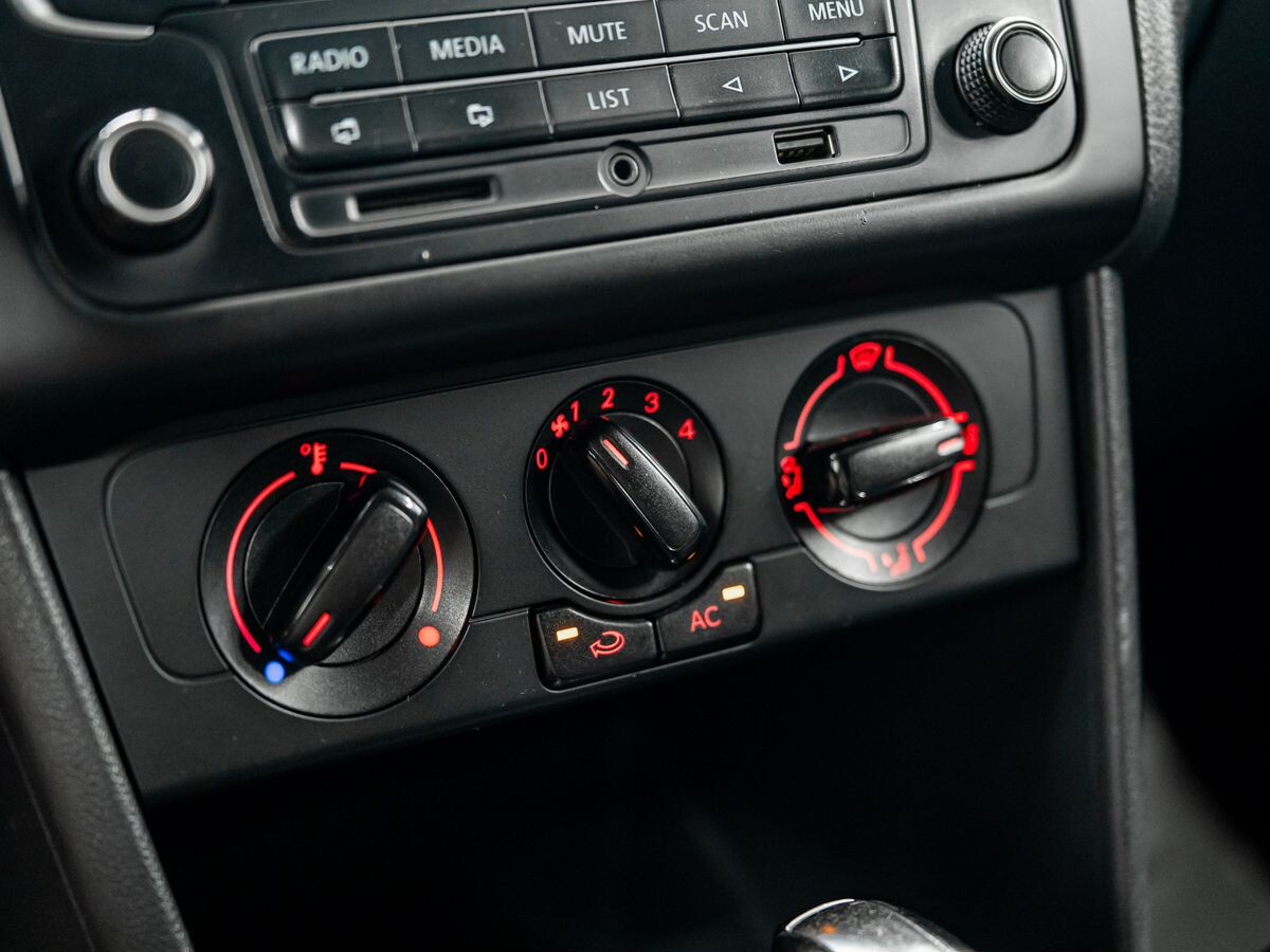 Volkswagen Polo 2012 - фото автомобиля