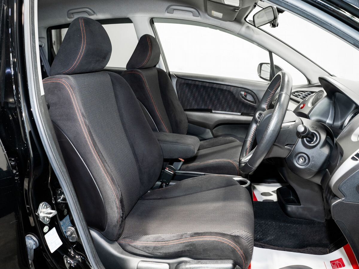 Honda Stream 2011 - фото автомобиля