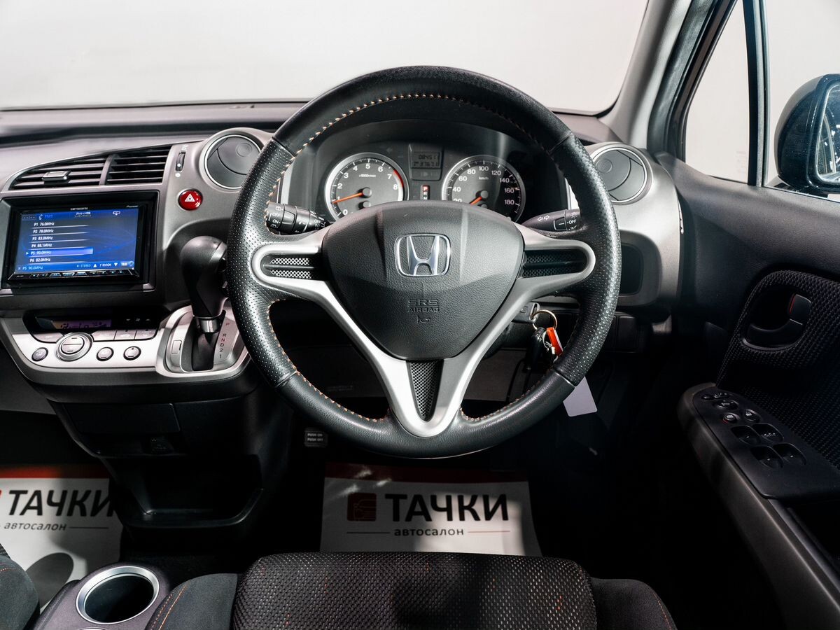 Honda Stream 2011 - фото автомобиля