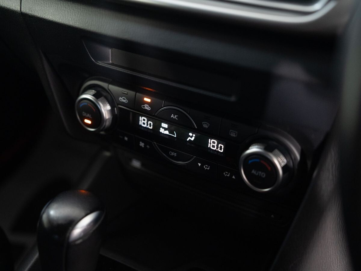 Mazda Axela 2017 - фото автомобиля