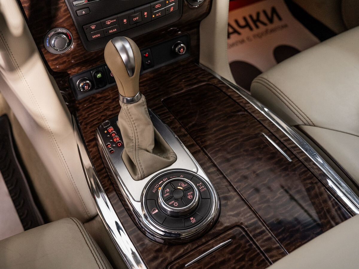Nissan Patrol 2011 - фото автомобиля