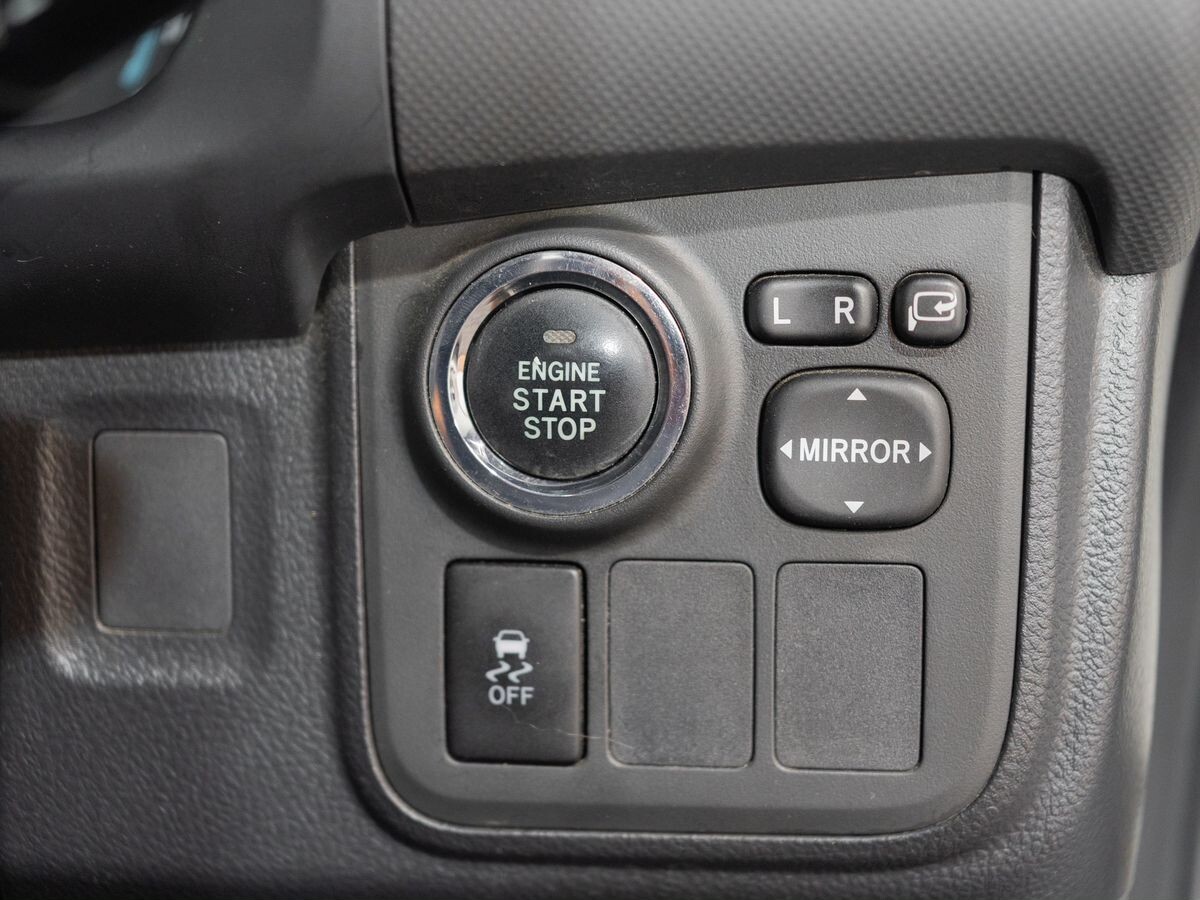 Toyota Wish 2010 - фото автомобиля