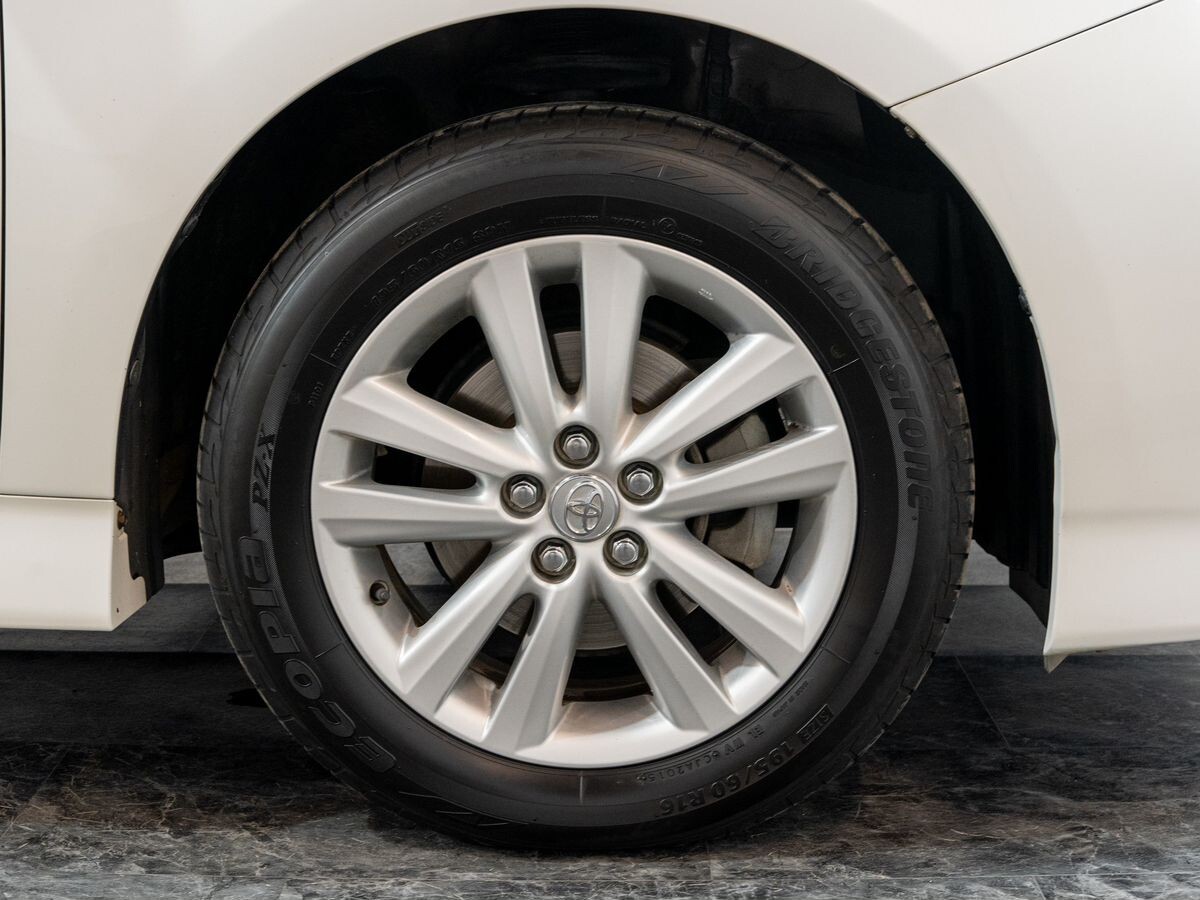 Toyota Wish 2010 - фото автомобиля
