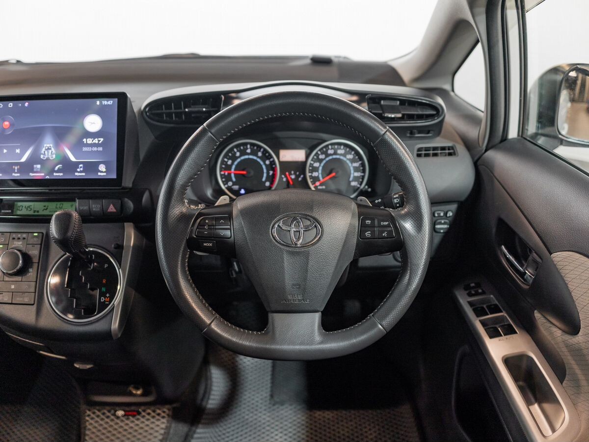 Toyota Wish 2010 - фото автомобиля