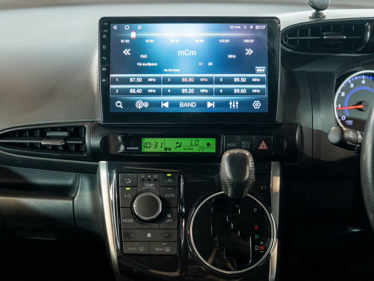 Toyota Wish 2012 - фото автомобиля