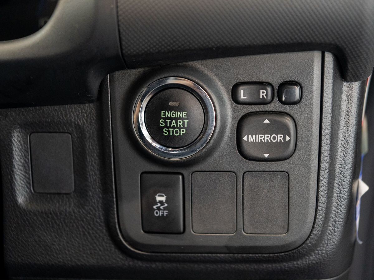 Toyota Wish 2012 - фото автомобиля