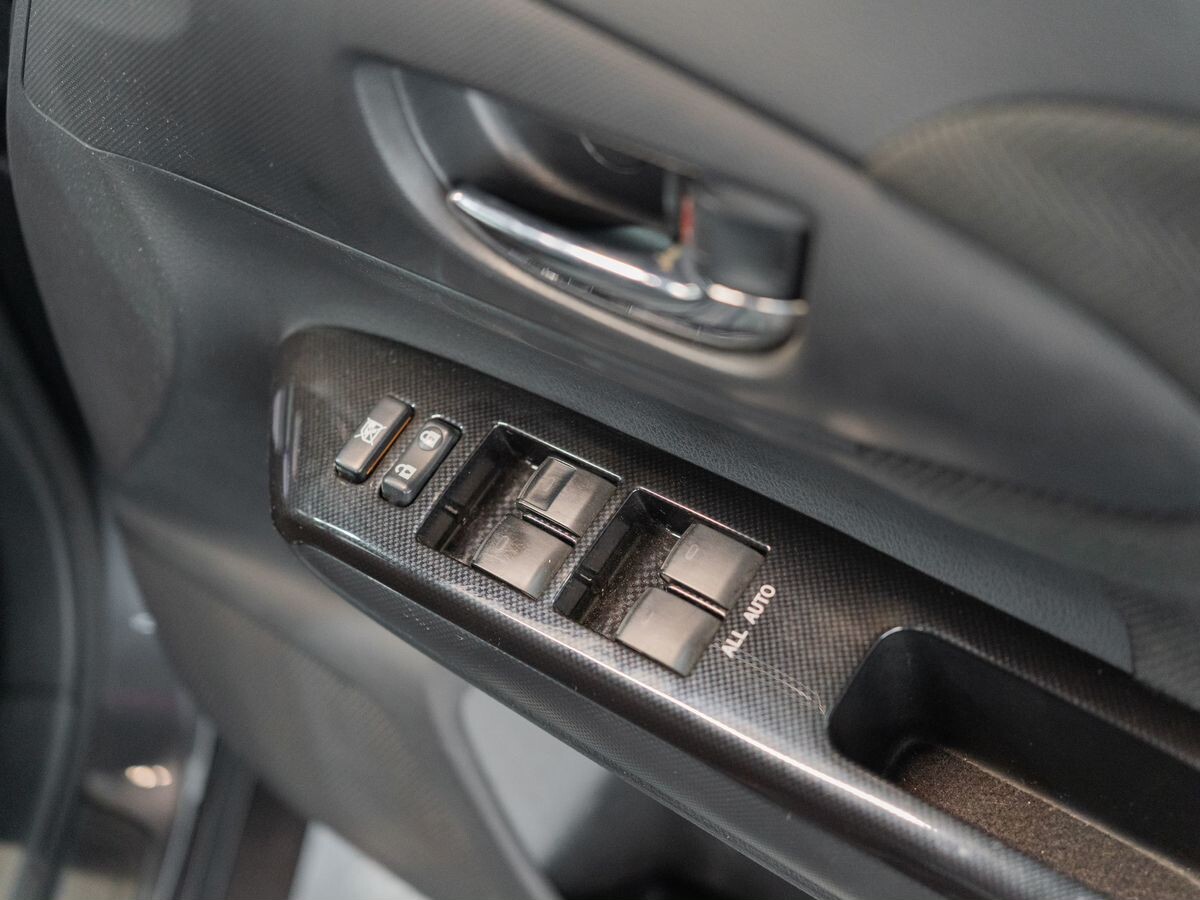 Toyota Wish 2012 - фото автомобиля