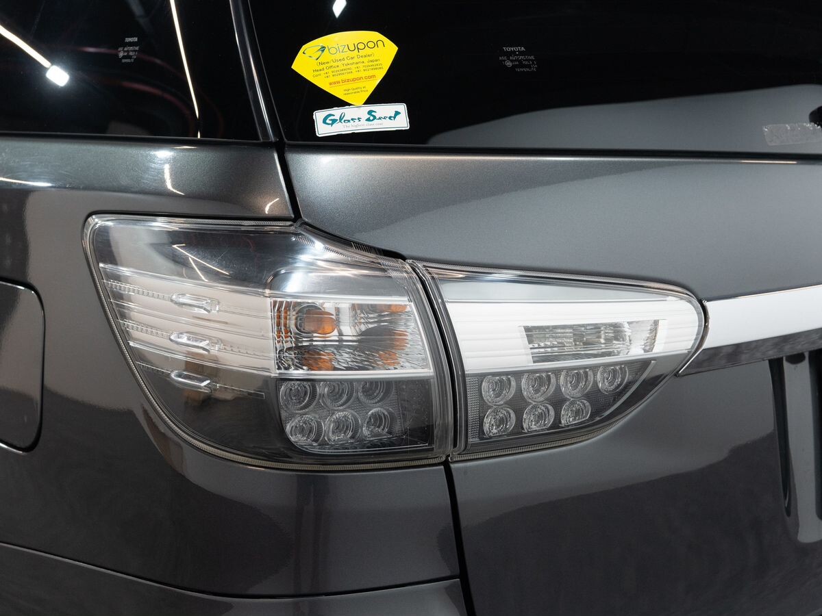 Toyota Wish 2012 - фото автомобиля