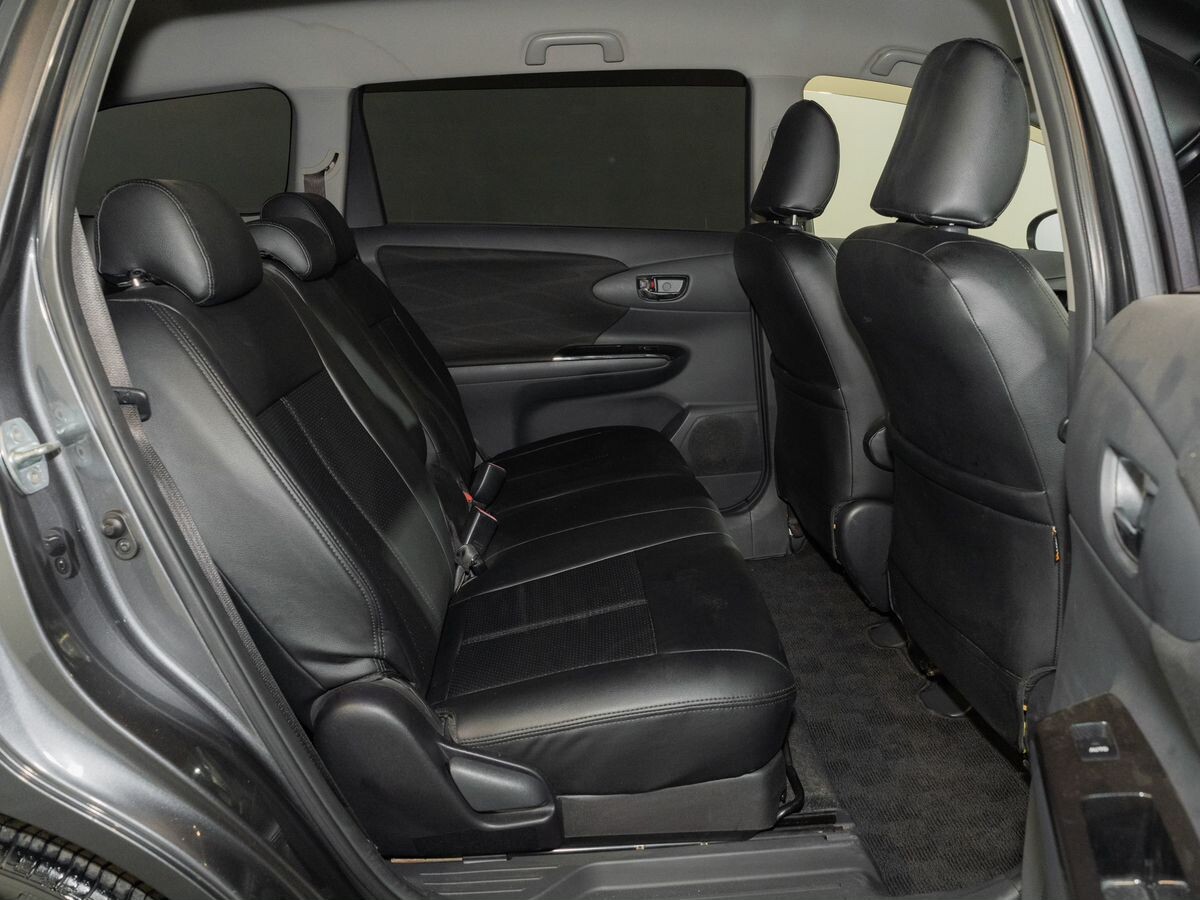 Toyota Wish 2012 - фото автомобиля