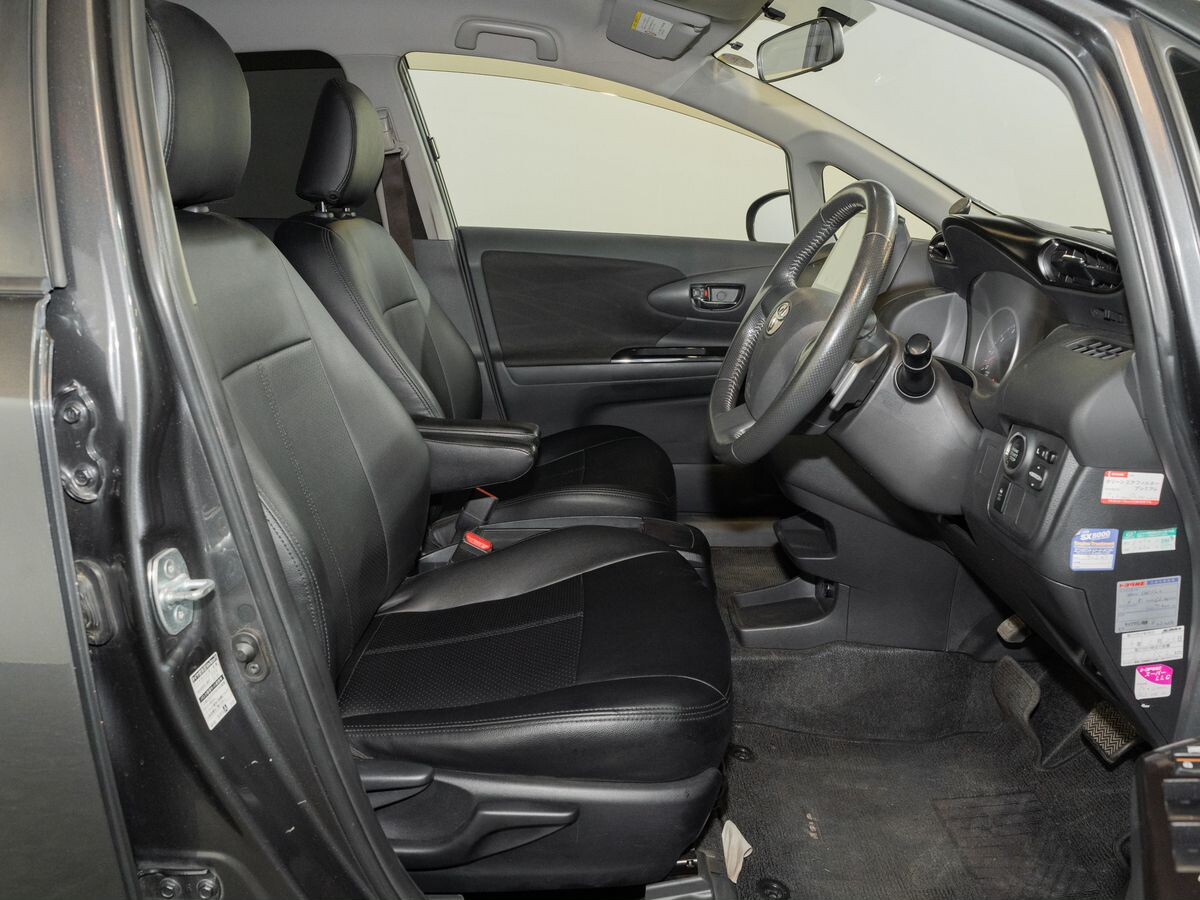 Toyota Wish 2012 - фото автомобиля