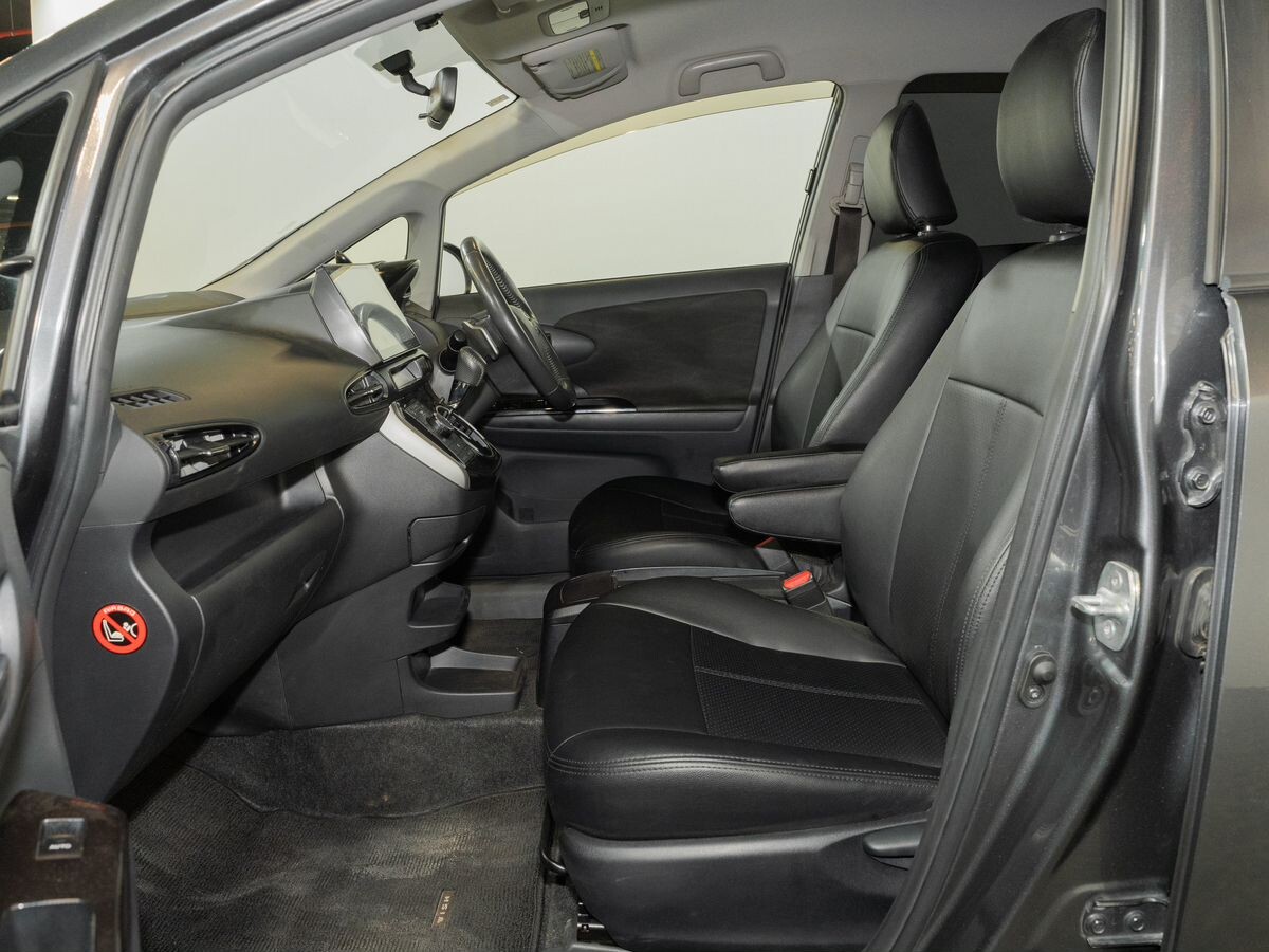 Toyota Wish 2012 - фото автомобиля