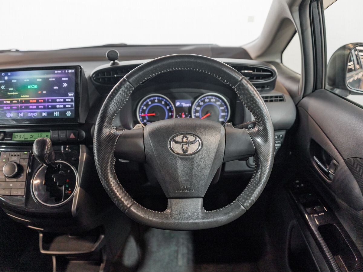 Toyota Wish 2012 - фото автомобиля