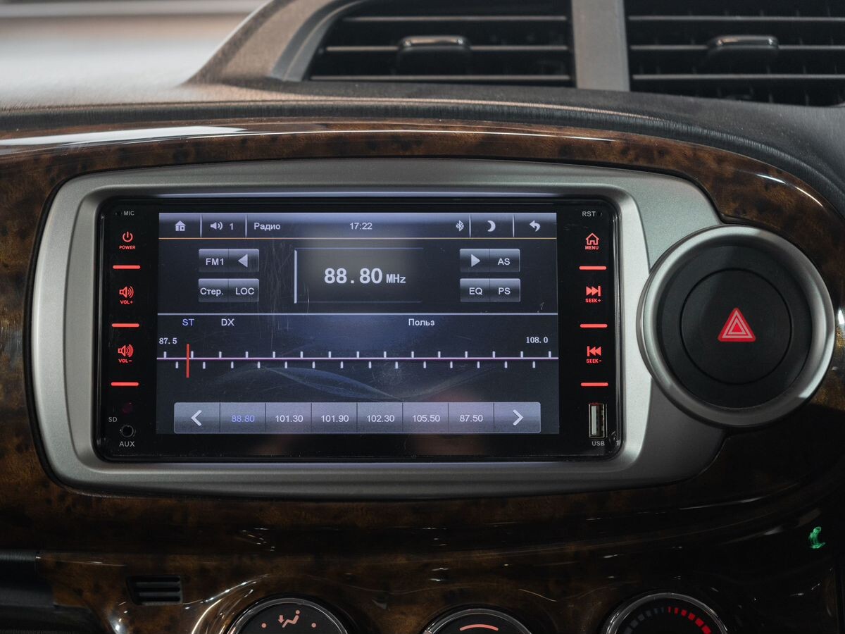 Toyota Vitz 2012 - фото автомобиля