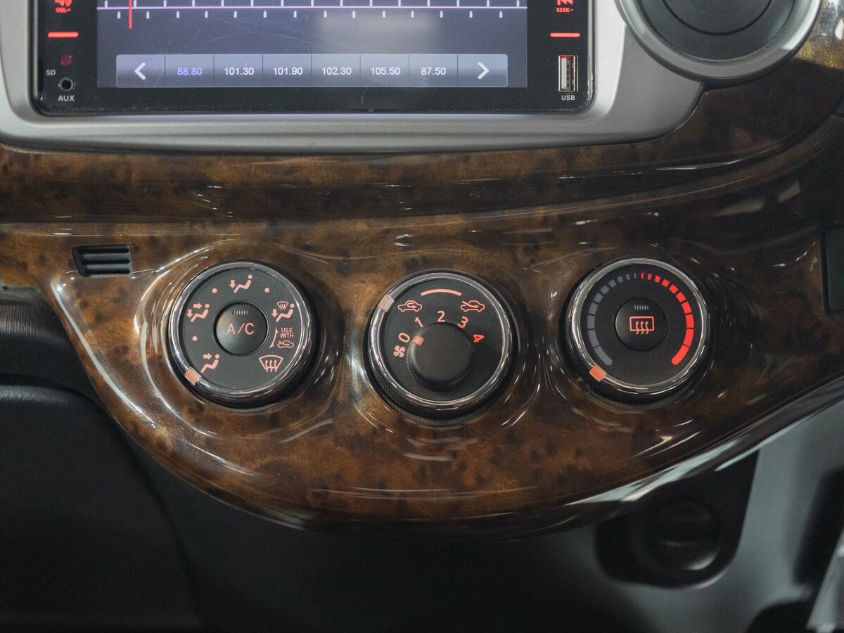 Toyota Vitz 2012 - фото автомобиля