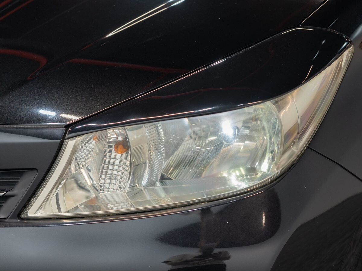 Toyota Vitz 2012 - фото автомобиля