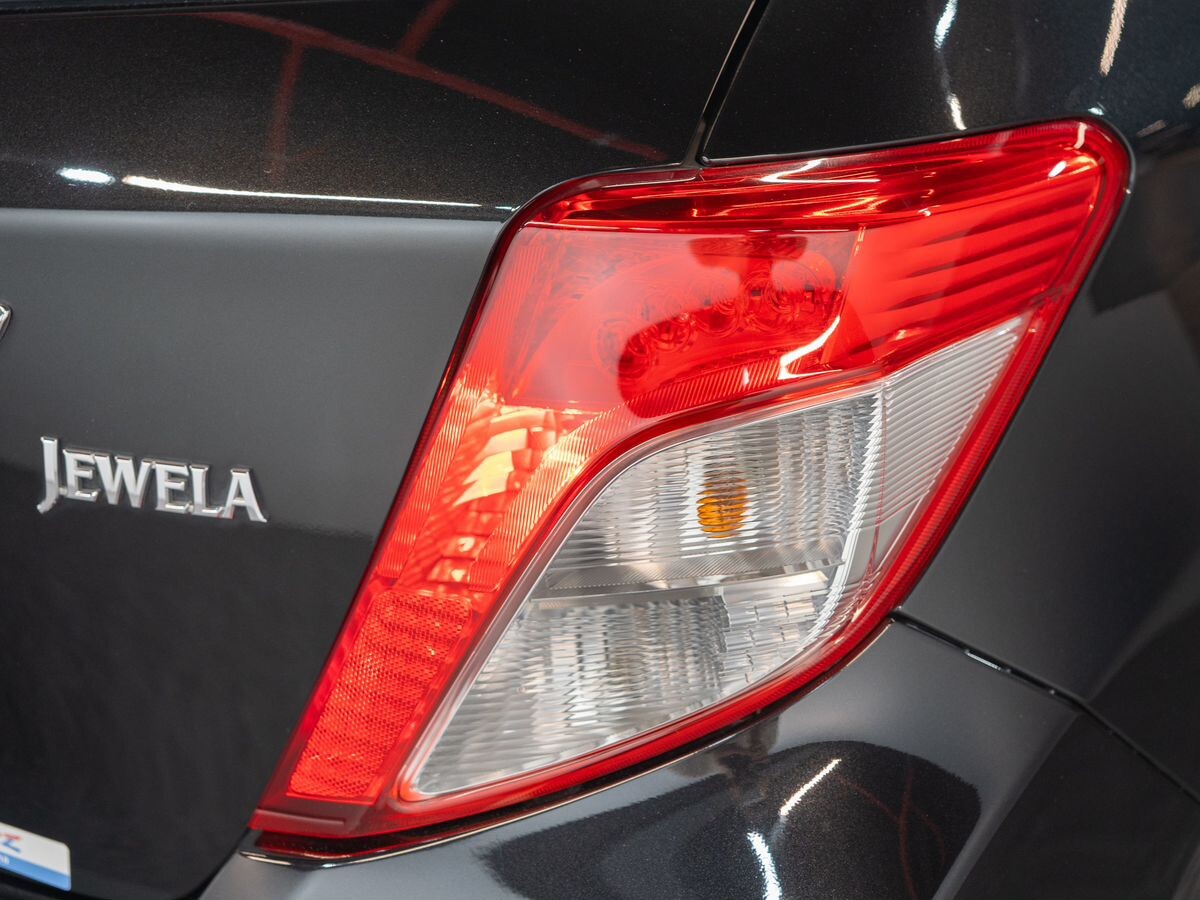 Toyota Vitz 2012 - фото автомобиля