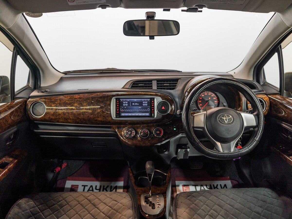 Toyota Vitz 2012 - фото автомобиля