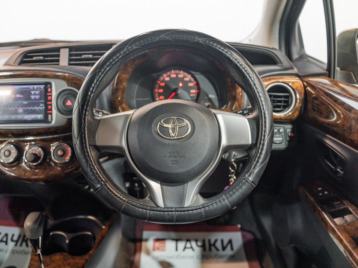 Toyota Vitz 2012 - фото автомобиля
